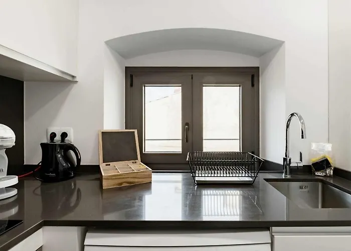 شقة Revitalized In Historical Building خيرونا